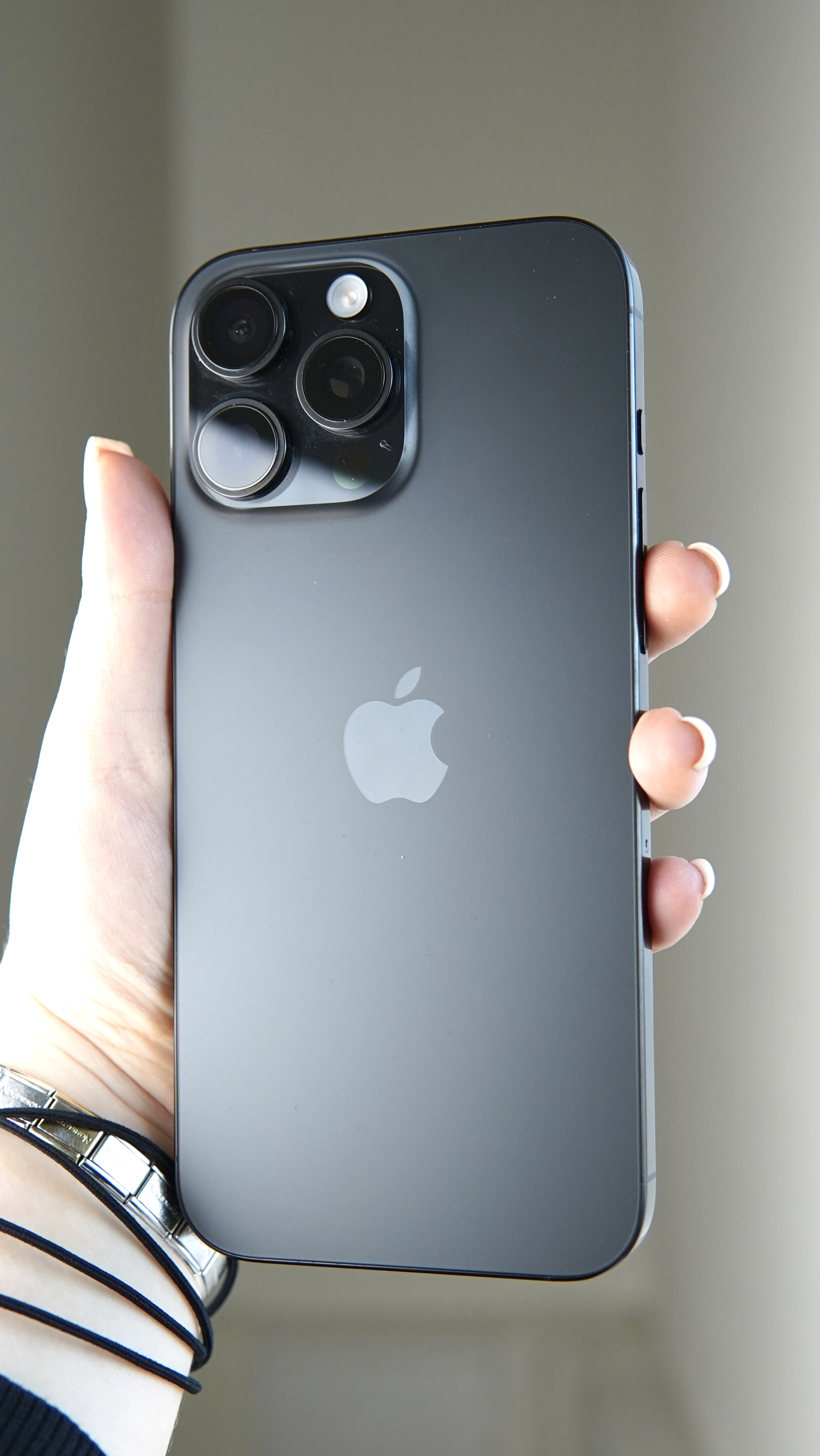 iPhone 16 Pro Max 256Гб, 1 sim + eSIM / 100% / без коробки, Черный титан - Б/У . . .