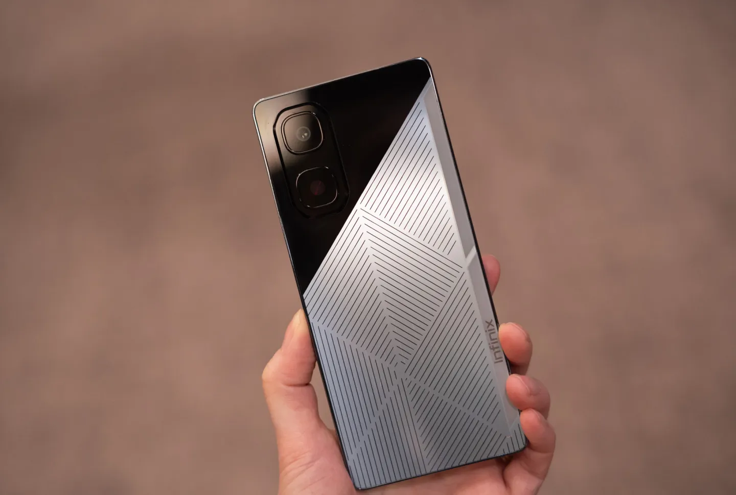 Новый смартфон Infinix с подзарядкой от солнечной энергии