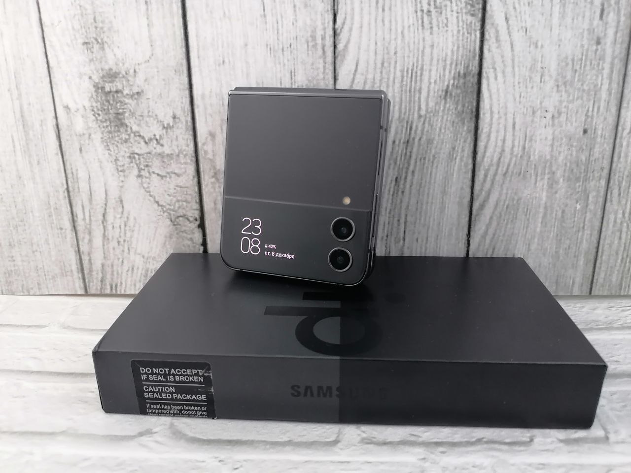 Samsung Z Flip4 5G 8/512Гб, засвет на изгибе, Графит - БУ