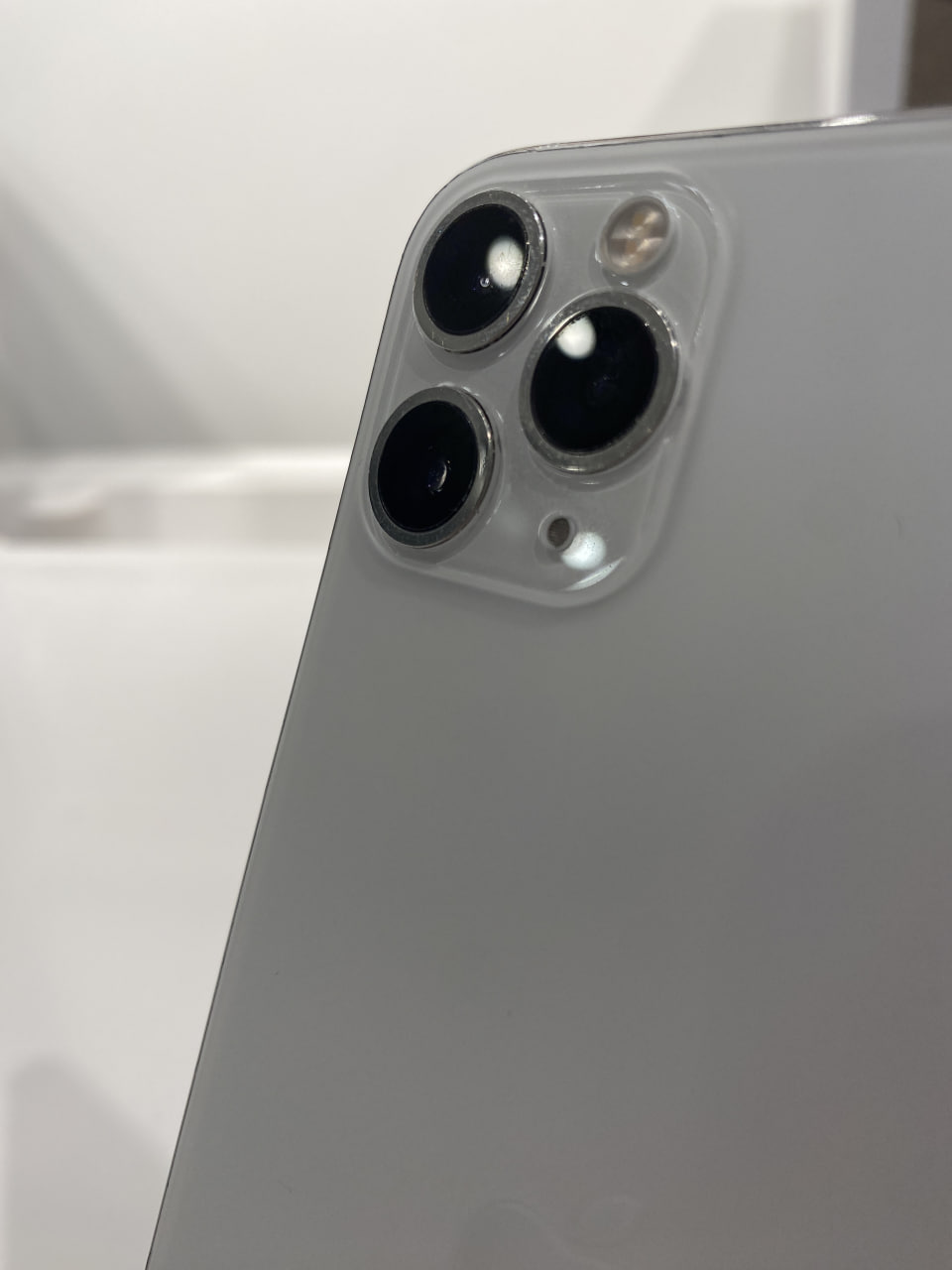 iPhone 11 Pro Max 256Гб Серебристый (75% / Без коробки) - Б/У . . +