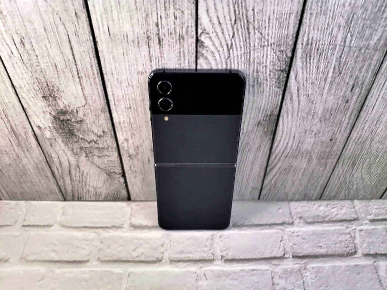 Samsung Z Flip4 5G 8/512Гб, засвет на изгибе, Графит - БУ