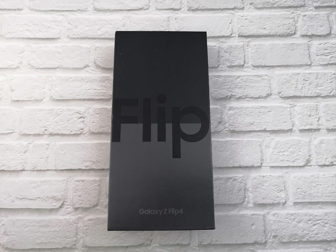 Samsung Z Flip4 5G 8/512Гб, засвет на изгибе, Графит - БУ