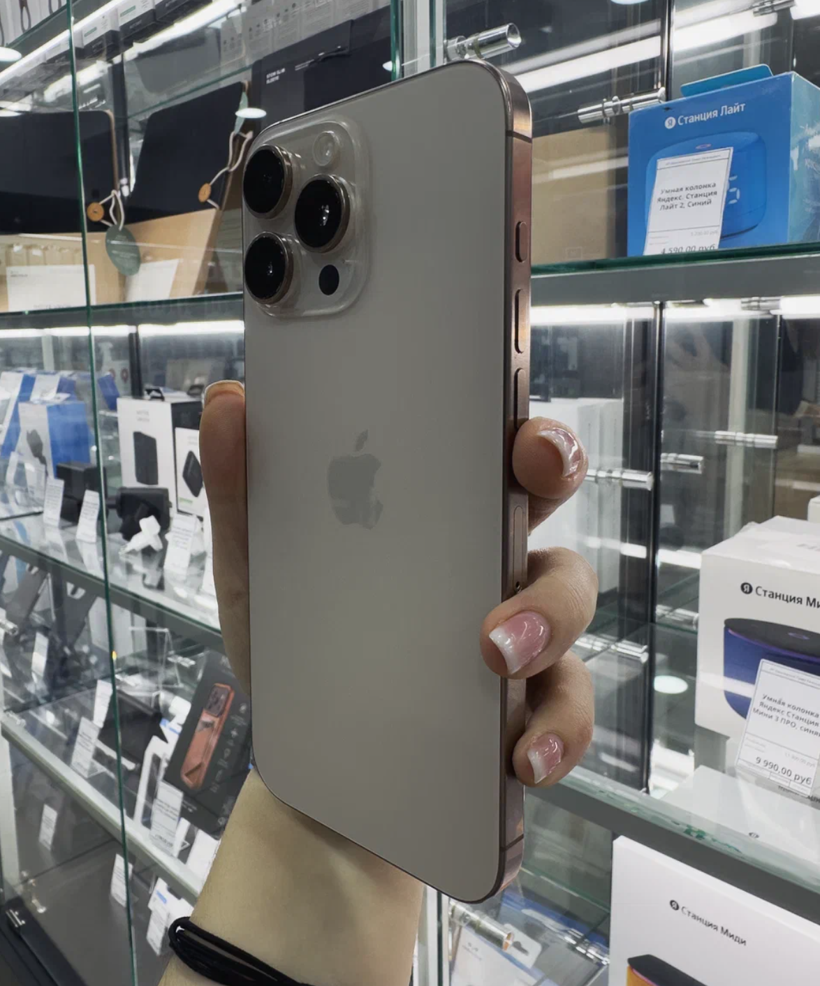 iPhone 16 Pro Max 256Гб, 1 sim + eSIM / 95%, Пустынный титан - Б/У . . +