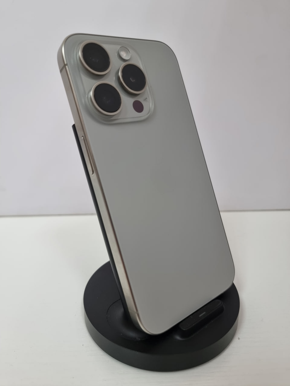 iPhone 15 Pro 256Гб, 1 sim + eSIM / 87% / без коробки / заменен дисплей, Натуральный титан - БУ . . + +