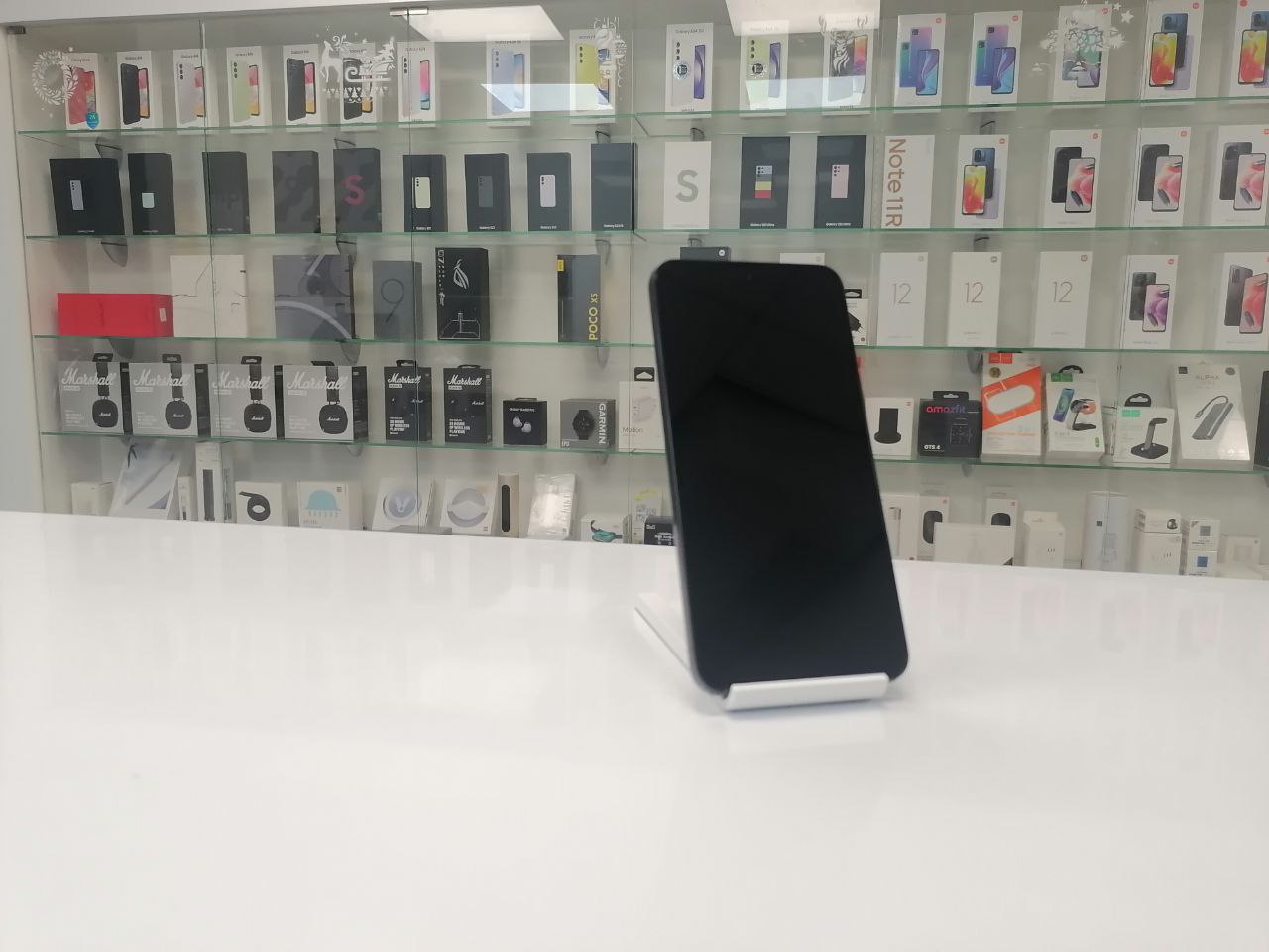 Samsung Galaxy S23 8/256Гб, мерцает экран, Черный - БУ