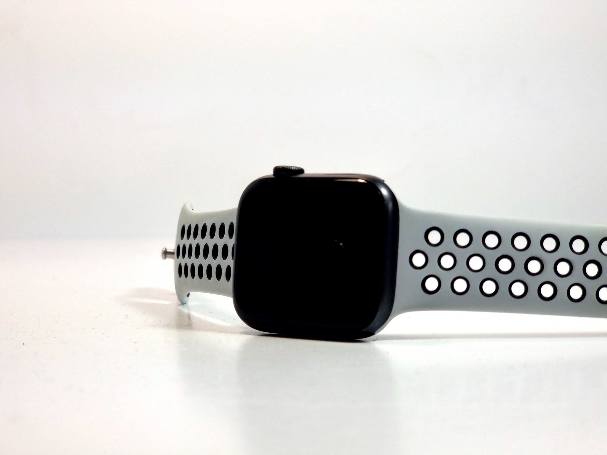 Apple Watch SE Nike, 44 мм, MYYK2, корпус из алюминия цвета «серый космос», спортивный ремешок Nike цвета «антрацитовый/чёрный» - Б/У