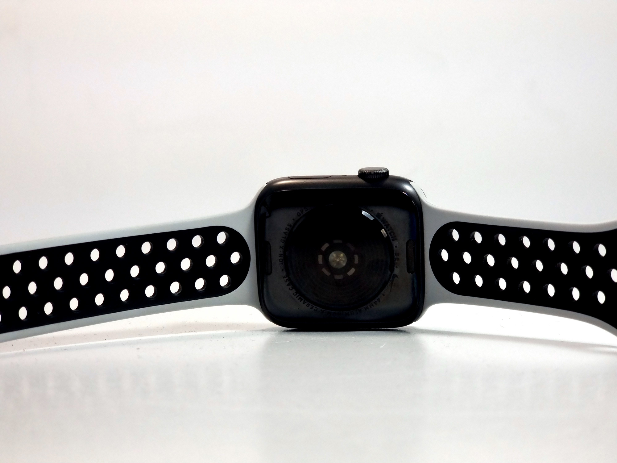 Apple Watch SE Nike, 44 мм, MYYK2, корпус из алюминия цвета «серый космос», спортивный ремешок Nike цвета «антрацитовый/чёрный» - Б/У