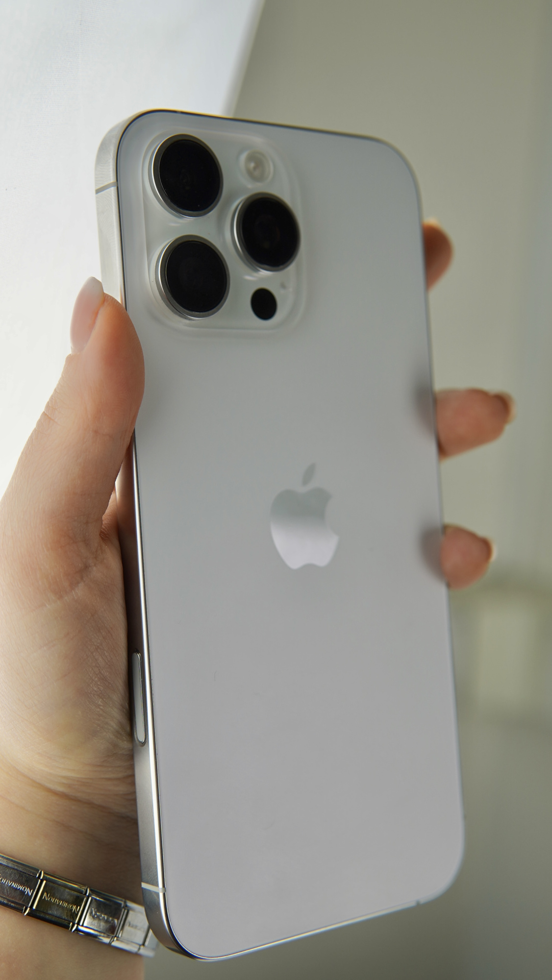 iPhone 16 Pro Max 1Тб, 1 sim + eSIM / 100%, Белый титан - Б/У . . .