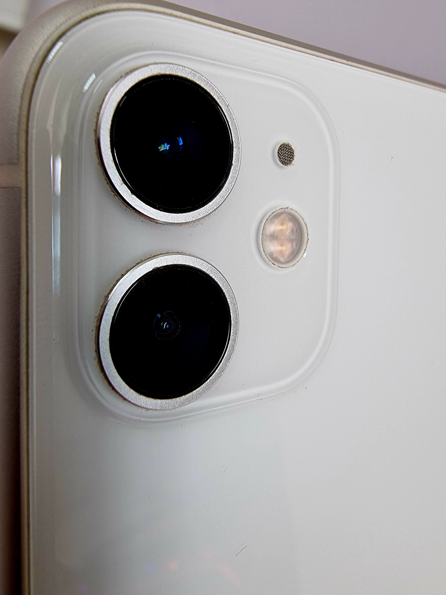 iPhone 11 128Гб, (77% / Без коробки / Темные полосы на экране), Белый - Б/У . . +