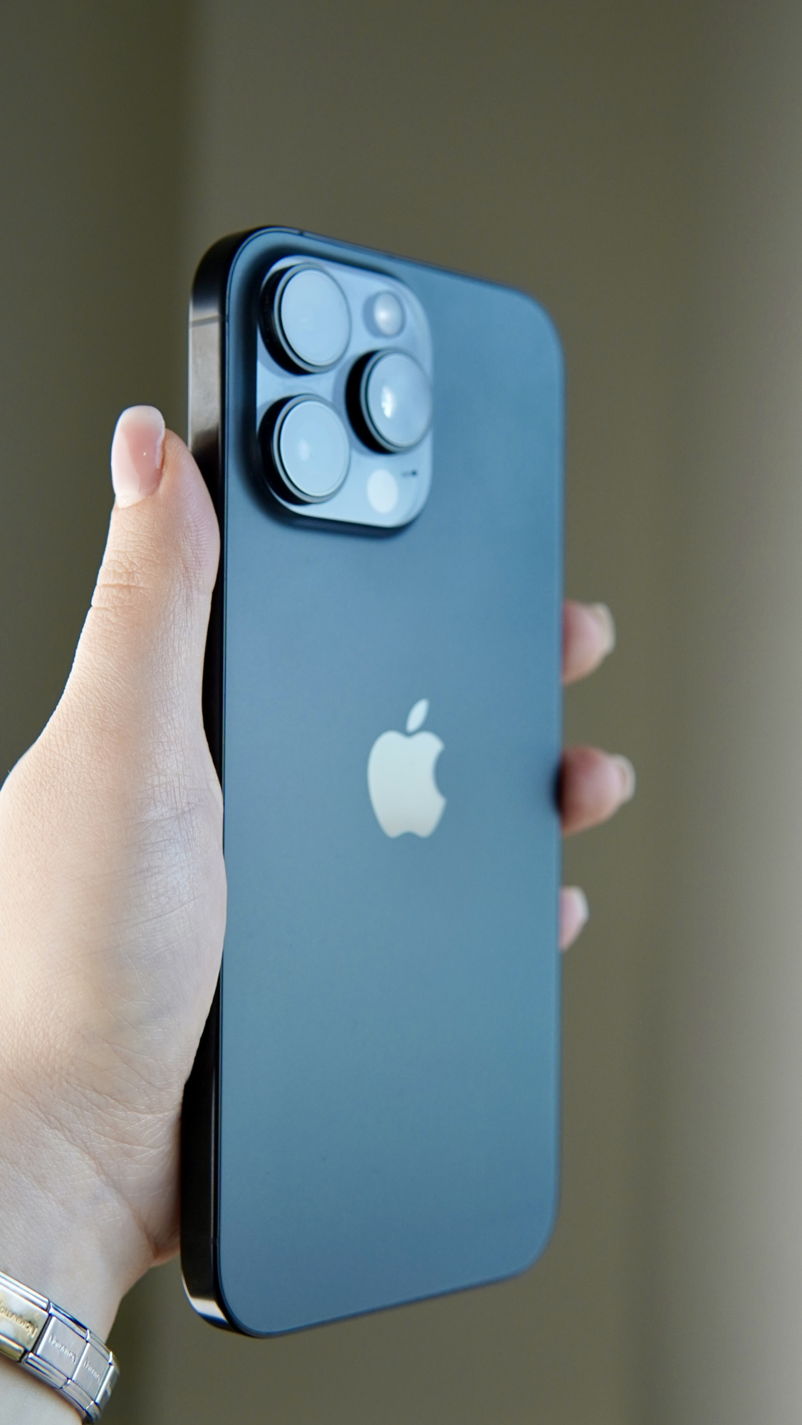 iPhone 16 Pro Max 256Гб, 1 sim + eSIM / 100% / без коробки, Черный титан - Б/У . . .