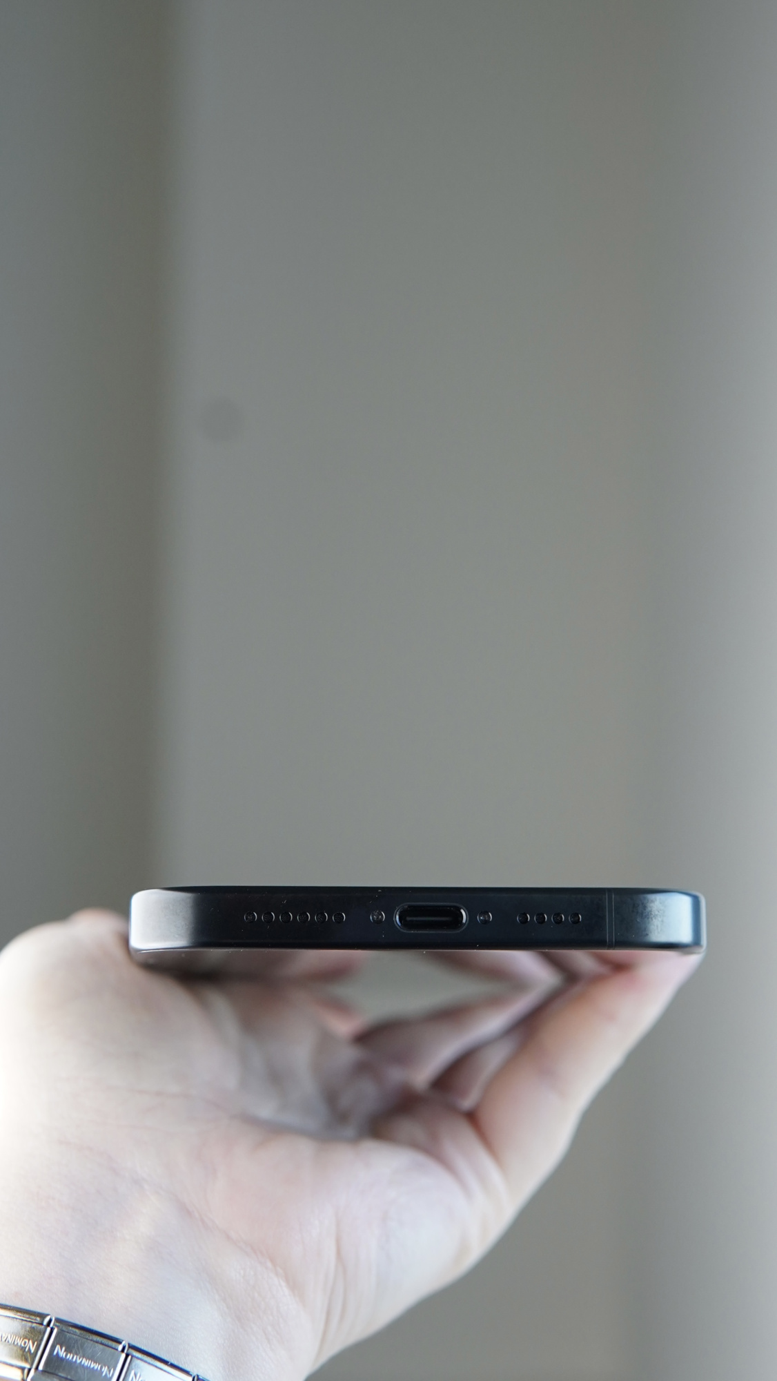 iPhone 16 Pro Max 256Гб, 1 sim + eSIM / 100% / без коробки, Черный титан - Б/У . . .