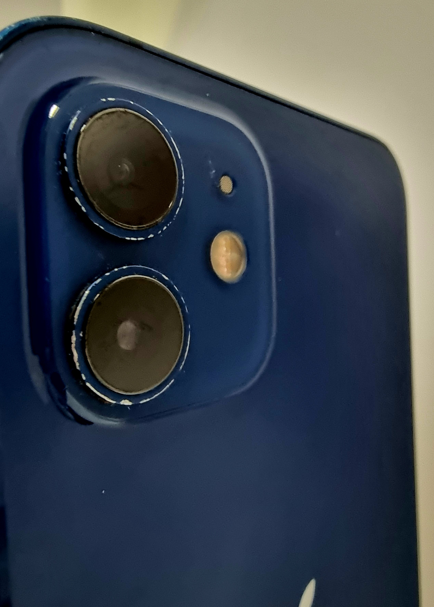 iPhone 12 128Гб, Синий (79% / Без коробки / темное пятно в верхней части экрана) - БУ . .