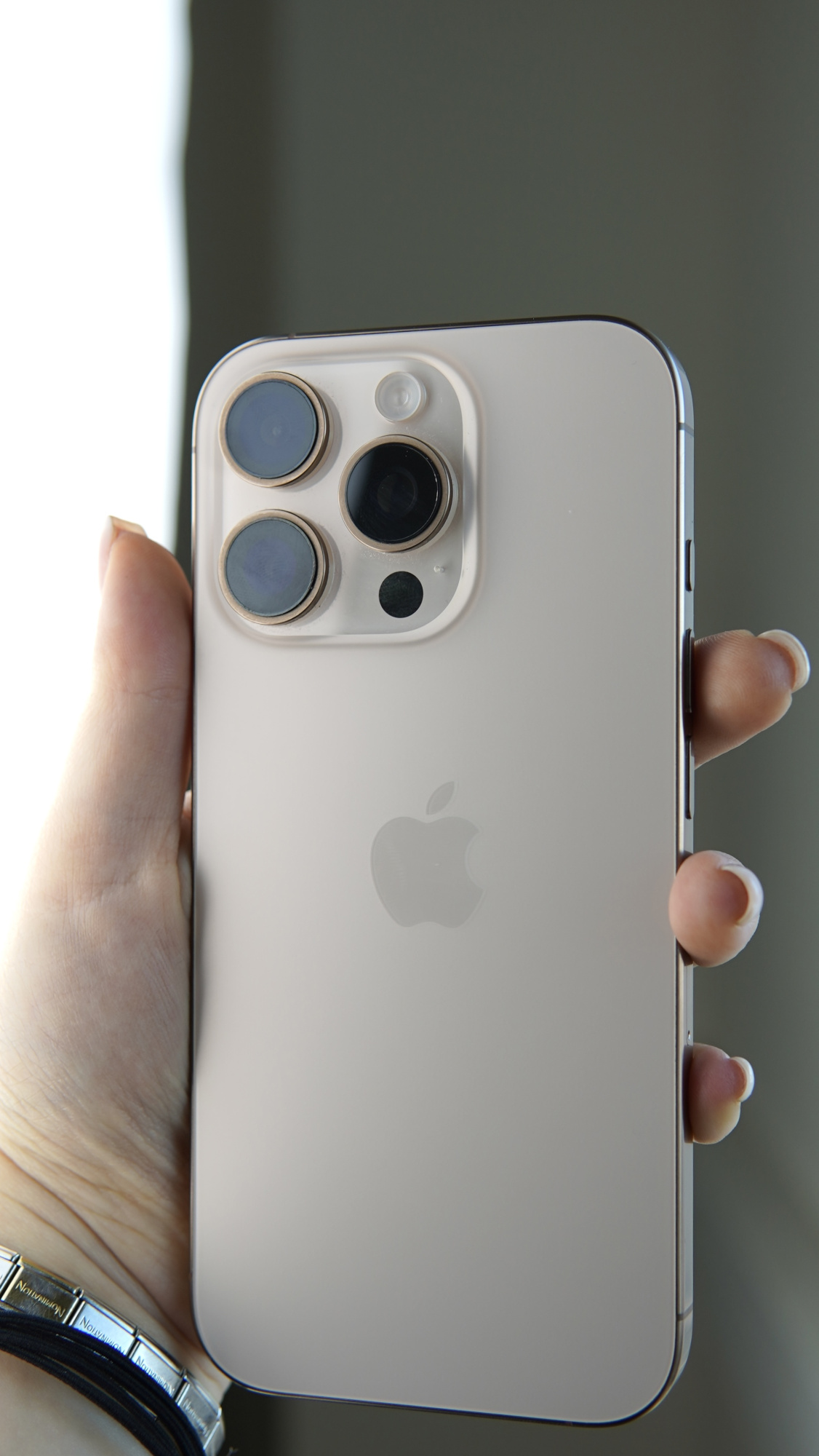 Смартфон Apple iPhone 16 Pro 128Гб, 1sim + eSIM / 98%, Пустынный титан - Б/У  . . .