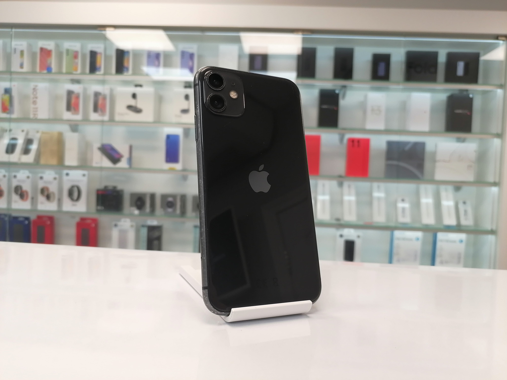 iPhone 11 128Гб (70%) RU, Черный - Б/У . . (трещина в нижней части экрана)