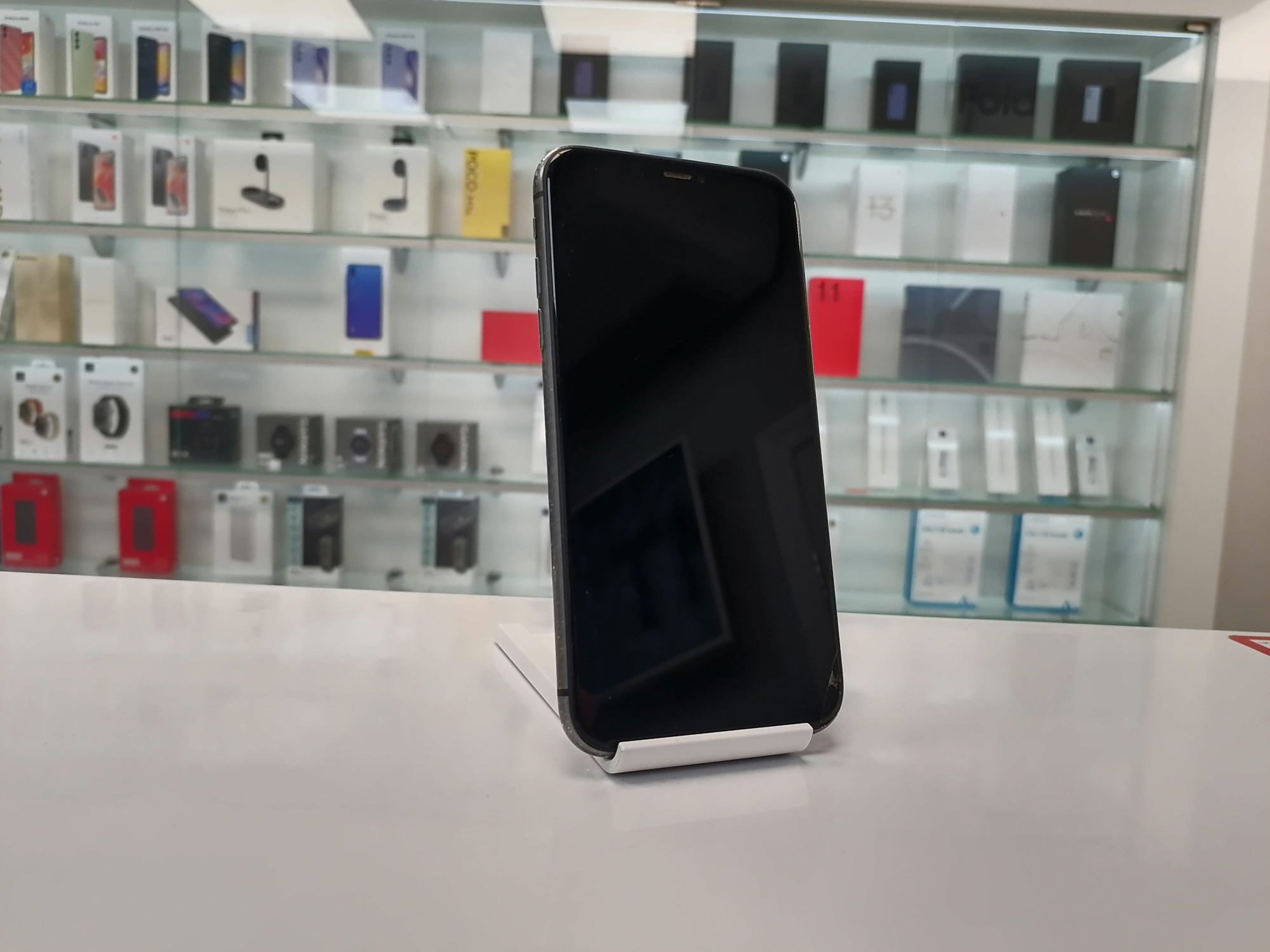 iPhone 11 128Гб (70%) RU, Черный - Б/У . . (трещина в нижней части экрана)